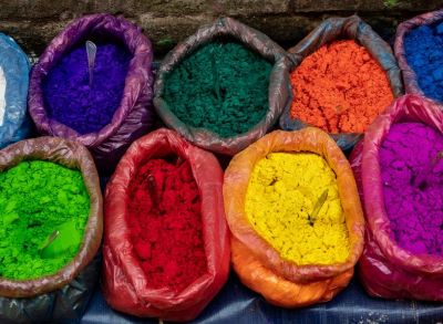 Invenzione di nuovi colori dal settecento descritta attraverso l'immagine di alcuni cesti con pigmenti colorati di diversi colori